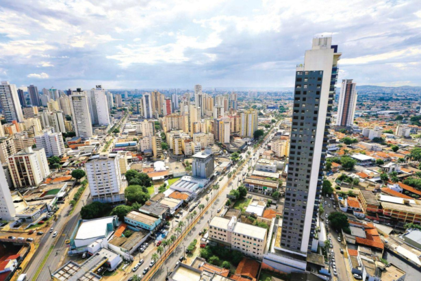 Goiânia também se beneficia da movimentação turística ao funcionar como porta de entrada para visitantes que seguem para diferentes regiões do estado