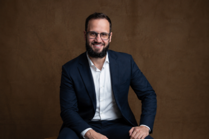 Paulo Brenha destaca que o cliente transita entre os ambientes físico e digital, e a empresa que sabe ler esse comportamento ganha relevância.
