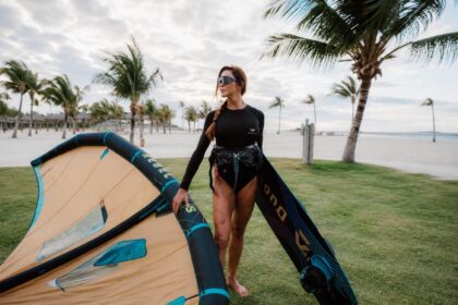 A influenciadora Tayane Dalazen aproveita o kitesurf no Carnaúba Wind House, em Preá (CE).