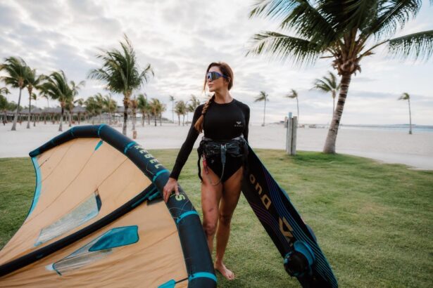 A influenciadora Tayane Dalazen aproveita o kitesurf no Carnaúba Wind House, em Preá (CE).