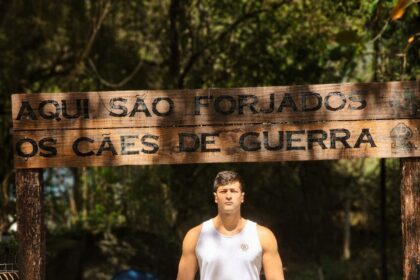 Soldado Fuzileiro Naval Lucas Oliveira Pereira conquistou a certificação internacional BH para o Cão de Guerra Quill.