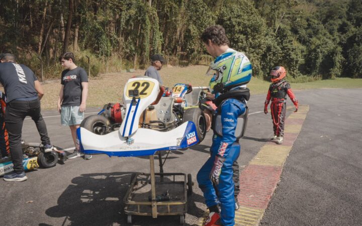 Daniel Lancaster acompanha a estreia do filho João no kart.