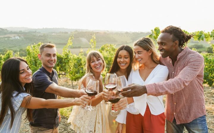 SuaGuia, agência boutique especializada em viagens sob medida, tem roteiros que incluem a vindima na Itália.