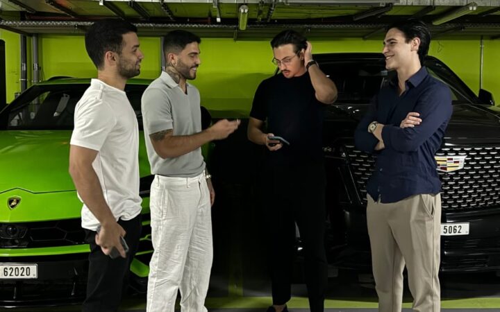 Pedro Silvestrini, segundo da esquerda para a direita, durante viagem a Dubai com jovens empreendedores do mercado digital, em 2024.