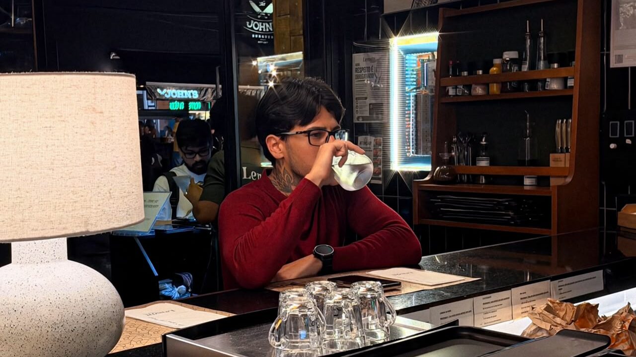 Byel em momento descontraído durante uma visita a um estabelecimento gastronômico.
