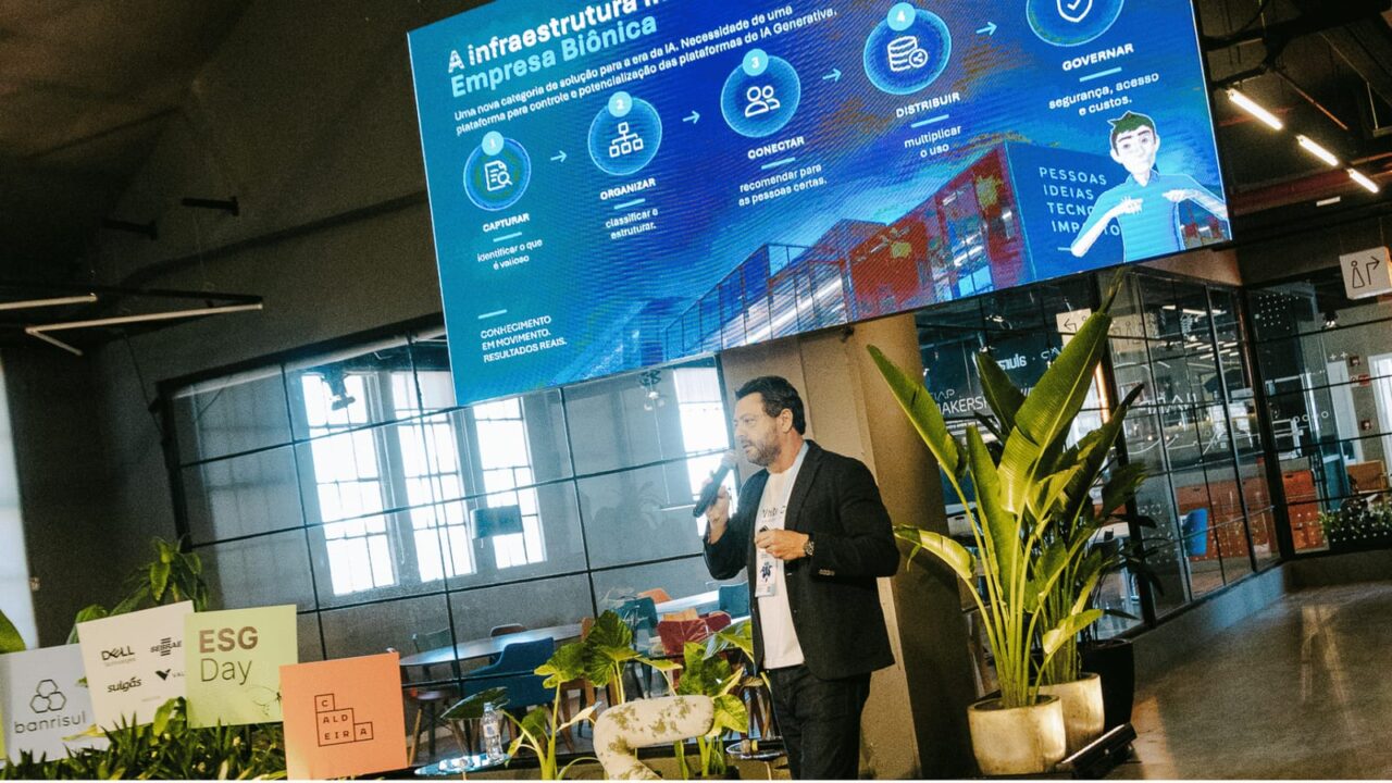 Alexandre Azevedo, CEO da White Cube, apresentando a palestra sobre "A Virada Biônica" na Semana Caldeira 2026