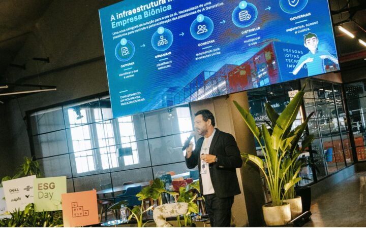 Alexandre Azevedo, CEO da White Cube, apresentando a palestra sobre "A Virada Biônica" na Semana Caldeira 2026