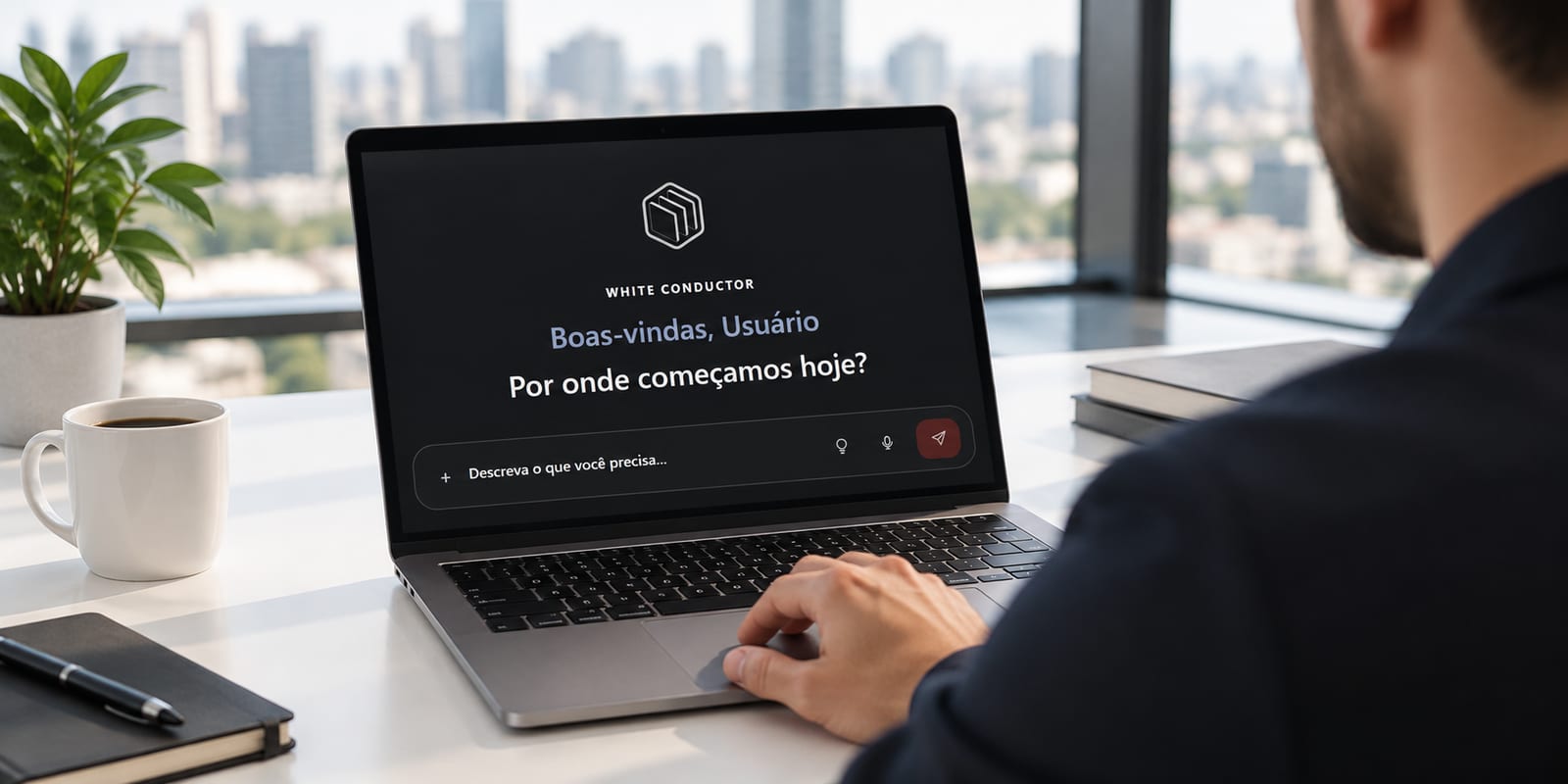 Homem utiliza plataforma do White Conductor em ambiente de escritório