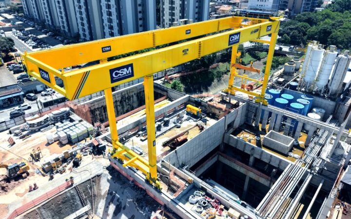 Pórtico Rolante da CSM em operação nas obras da Linha 2-Verde do metrô de São Paulo.